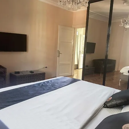 Appartamento 4 Bedroom In The Pedestrian Zone Belgrado